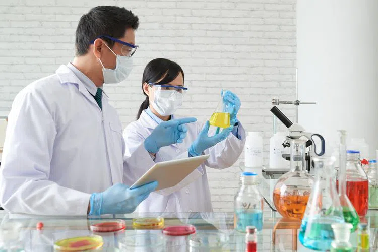 الكيمياء الخفية في الحياة اليومية: كيف تُشغّل الكيماويات المتخصصة والأساسية تجارب المستهلك الحديثة